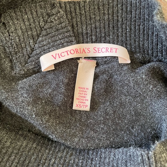 Victoria’s secret sweater - Picture 4 of 4